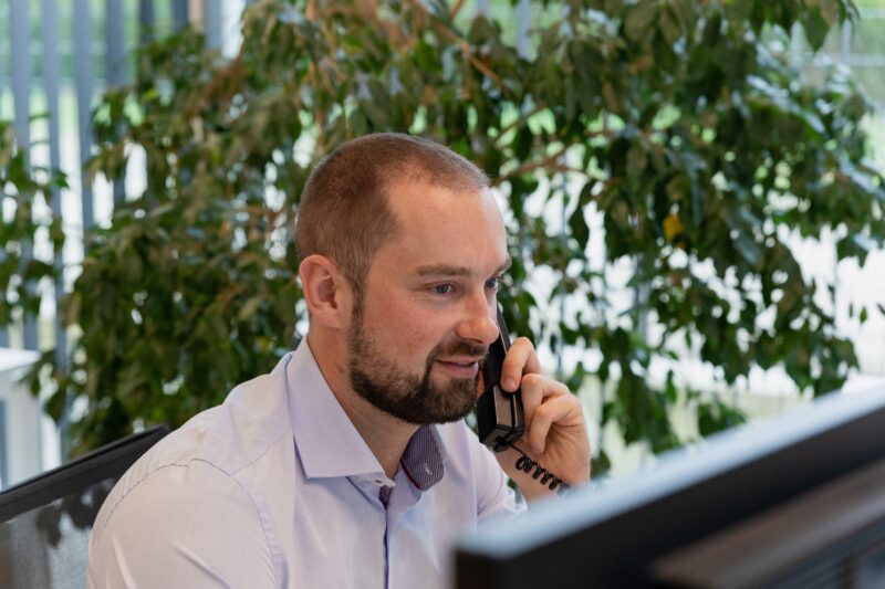 DBT Consulting, onze collega overlegt telefonisch met een van onze klanten